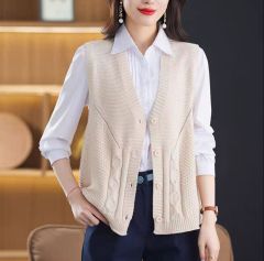 Sleeveless vest cardigan sweater for women loose large size knitted vest with horse clip fashionable top