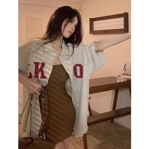 Retro Hong Kong style letter short-sleeved shirt suit for women summer hot girl suspender dress slim hip skirt two-piece set