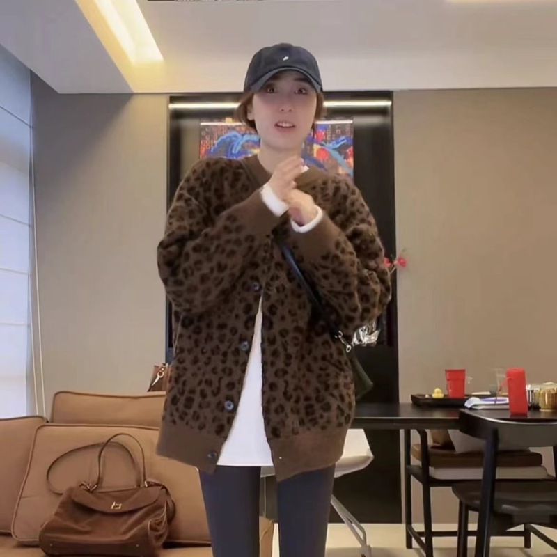 Xu Jingjing's fashionable leopard print autumn and winter fashion loose large version versatile cardigan sweater