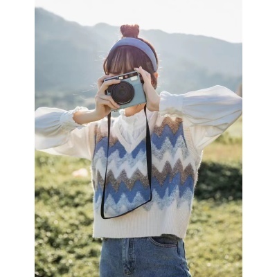 Japanese v-neck vest for women in autumn new style with knitted horse clip vest and sweater jacket