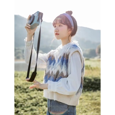 Japanese v-neck vest for women in autumn new style with knitted horse clip vest and sweater jacket