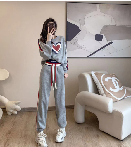 Spot autumn and winter new thickened warm casual sports suit for women's fashionable loose plush sweater two-piece set