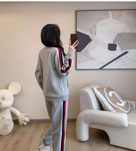 Spot autumn and winter new thickened warm casual sports suit for women's fashionable loose plush sweater two-piece set