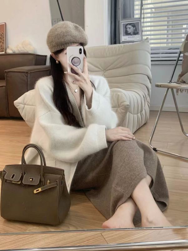 Autumn suit for women, small people traveling outfits, internet celebrity street-hit hot cardigan suspender skirt two-piece suit for women