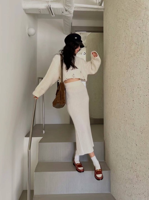 VERANDA Xiao Cui Korean Dongdaemun Purchase New ripped knitted sweater and skirt