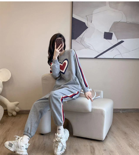 Spot autumn and winter new thickened warm casual sports suit for women's fashionable loose plush sweater two-piece set