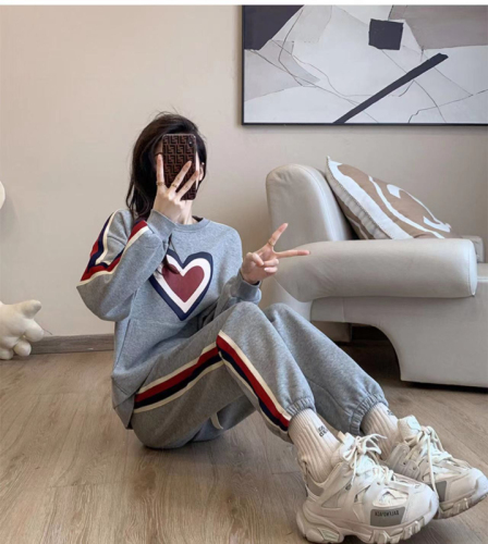 Spot autumn and winter new thickened warm casual sports suit for women's fashionable loose plush sweater two-piece set