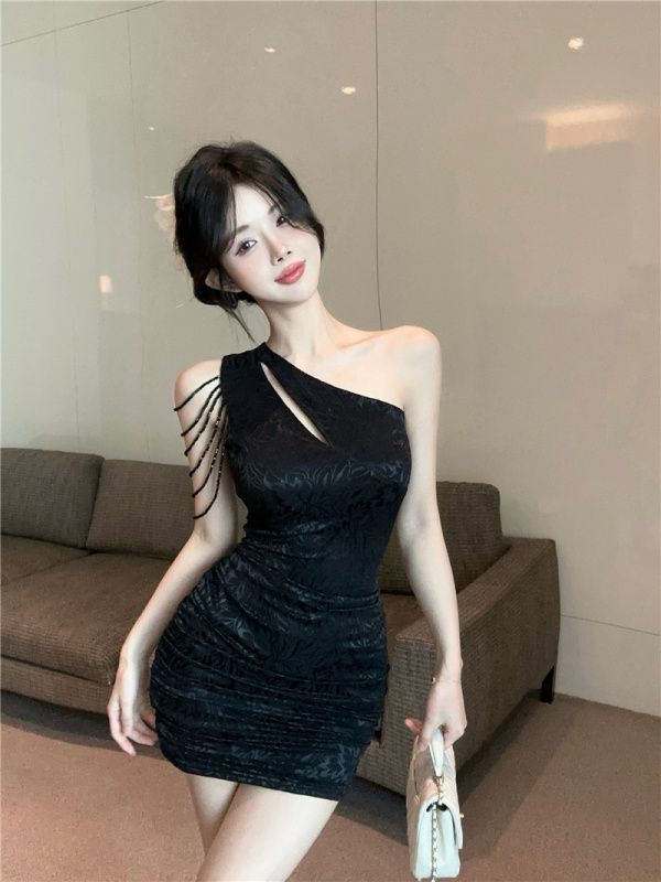 Real-price real-life shot~ 2025 early spring new pure hot girl with a small side shoulder neck tassel sexy tight hip skirt