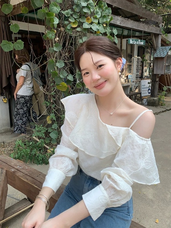 Huohuo Huo is a little small and special Korean version of three-dimensional embroidered off-shoulder chiffon shirt for women