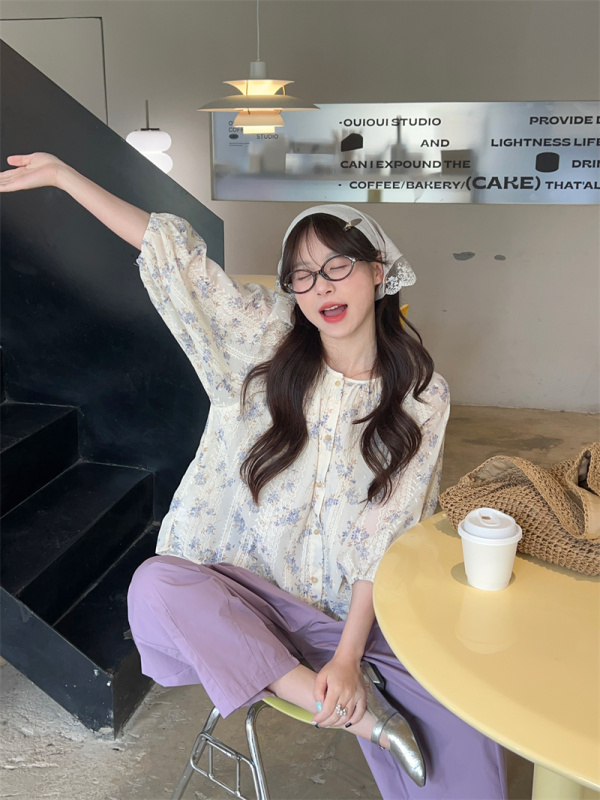 Sweet and slim floral lace shirt + paper casual nine-point pants two-piece set