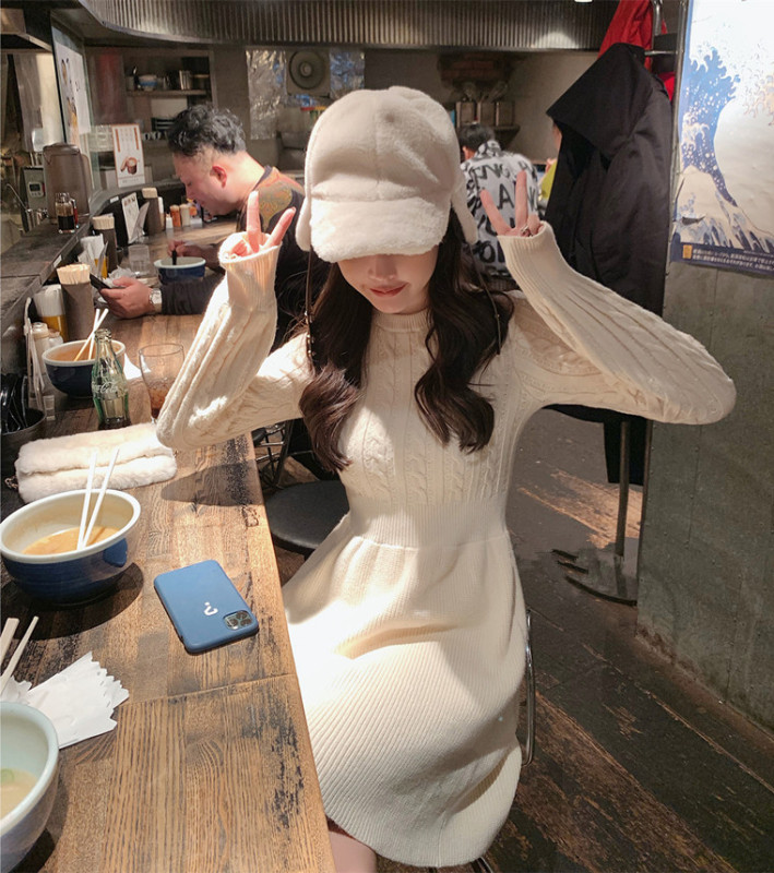 Very suitable for small people to wear!  A titty and obedient "good skirt"