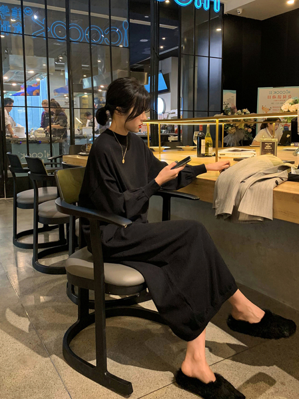 Knitted pure black loose dress in autumn and winter over-knee mid-length round neck pullover lantern sleeve temperament sweater dress