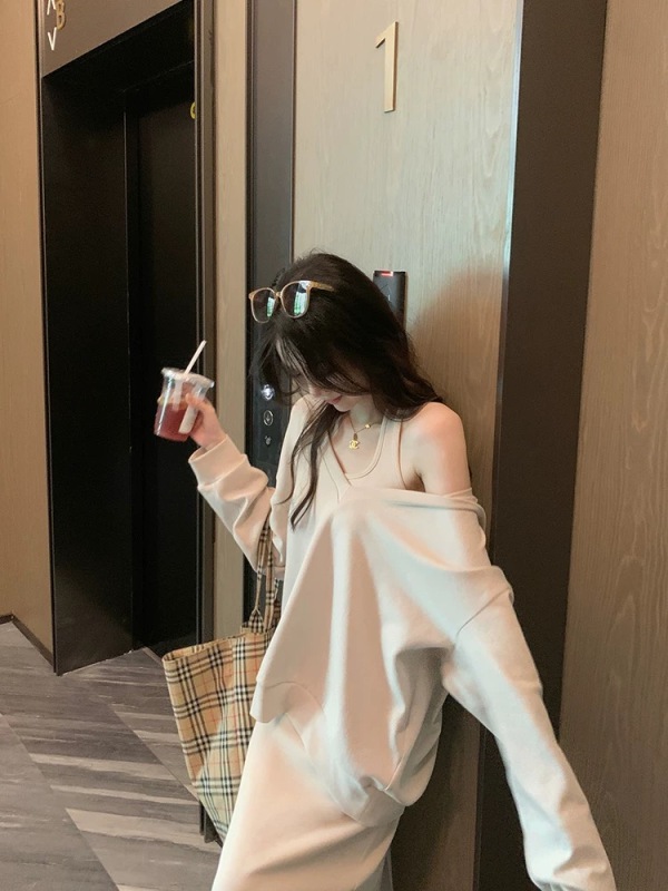 Matsumoto's Korean style high-end sweatshirt women's design slim waist-hugging suspender skirt suit