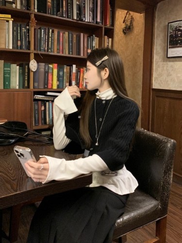 Niche design sense white flower base shirt top for women's autumn and winter retro black twist shawl sweater