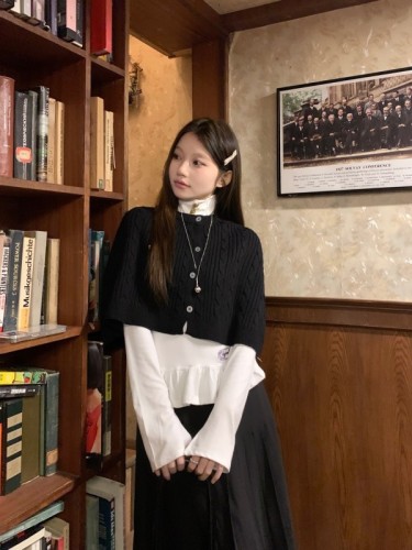 Niche design sense white flower base shirt top for women's autumn and winter retro black twist shawl sweater