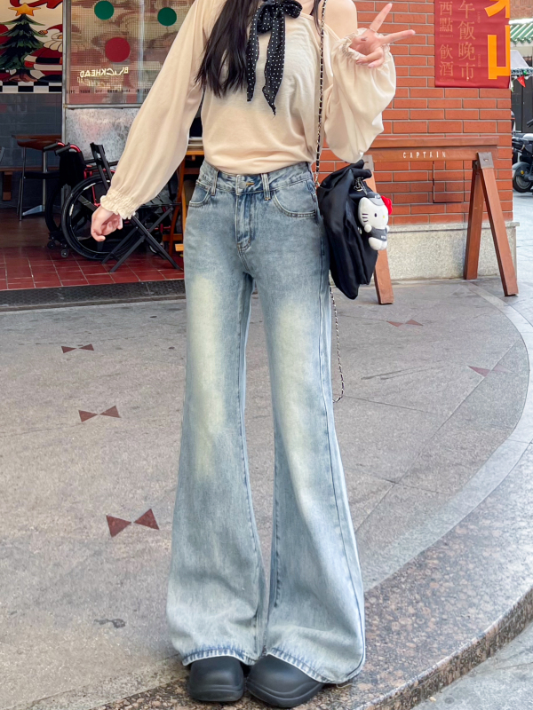 Mid-waisted light-colored jeans for women in spring