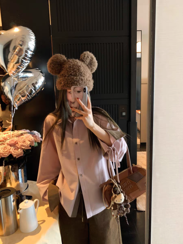 Xiao Junjun Britney Fun Travel Notes/Contrast color double-collar shirt + layered Wang alpaca embroidered vest