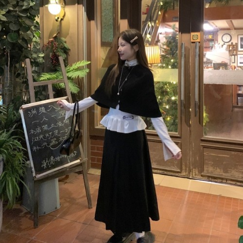 Niche design sense white flower base shirt top for women's autumn and winter retro black twist shawl sweater