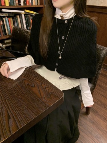 Niche design sense white flower base shirt top for women's autumn and winter retro black twist shawl sweater