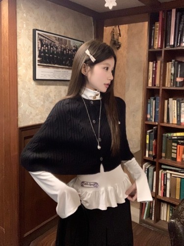 Niche design sense white flower base shirt top for women's autumn and winter retro black twist shawl sweater