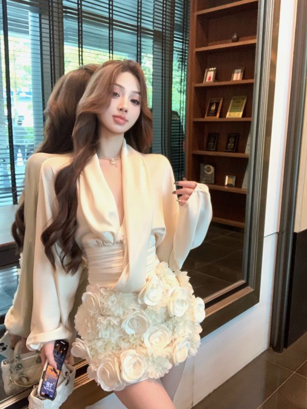 Unique and beautiful suit, celebrity, daughter-in-law temperament, v-neck shirt, three-dimensional flower skirt, two-piece set