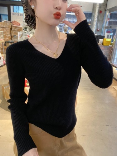 Yellow V-neck base shirt for women with autumn and winter new low-neck knitted sweater fashionable slim body