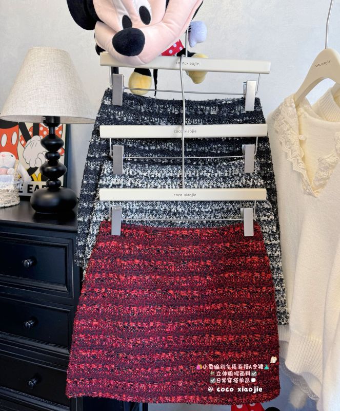 Xiaoxiang knitted short skirt temperament design and design flash striped skirt versatile A-line skirt