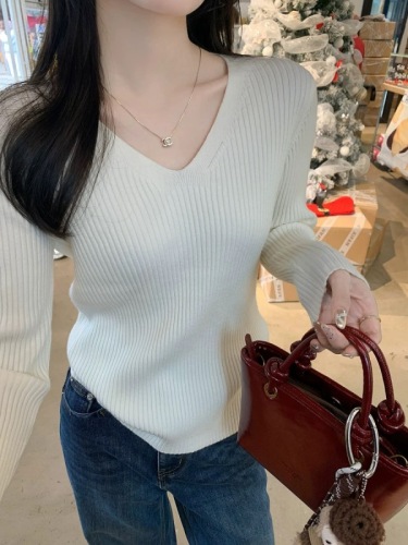 Yellow V-neck base shirt for women with autumn and winter new low-neck knitted sweater fashionable slim body