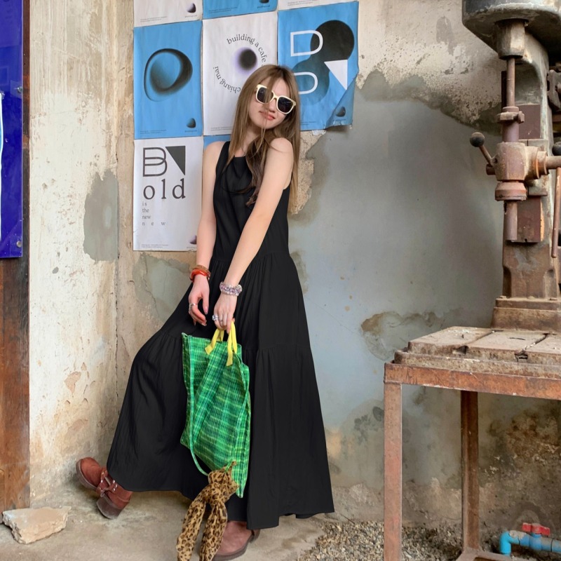 A slightly fat and elegant Hepburn-style slim vest dress with a new high-end French first love a-line long skirt