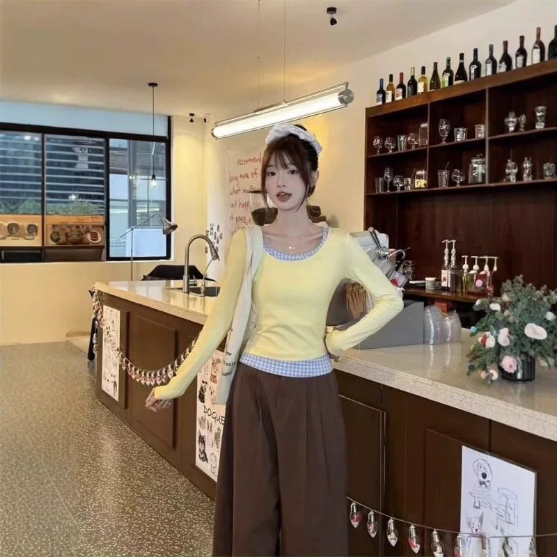Sweet and spicy sexy off-shoulder top for women wearing tender yellow contrasting shoulders and inner bottom slim long-sleeved T-shirt