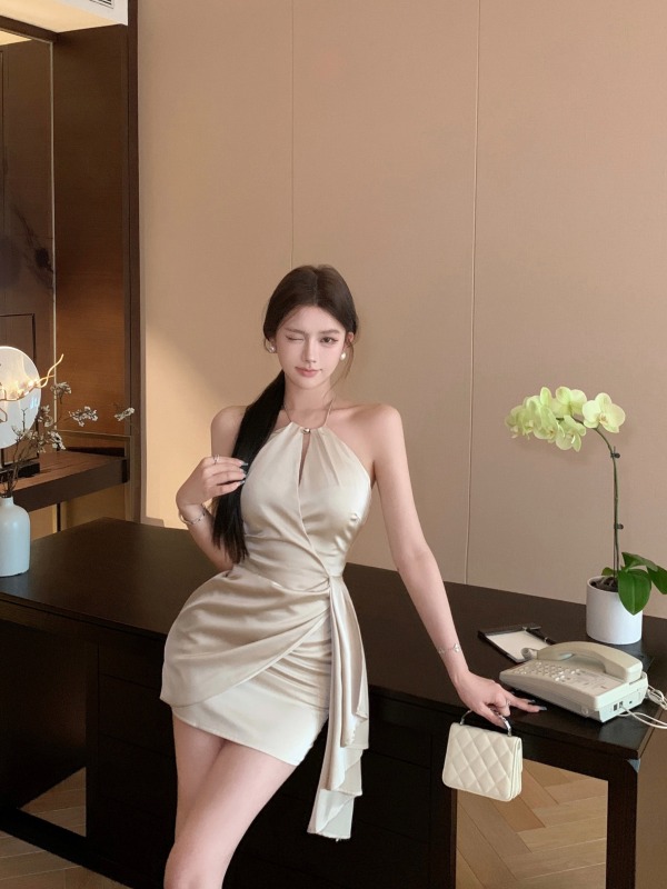 A celebrity halter neck sling pleated satin irregular suspender dress