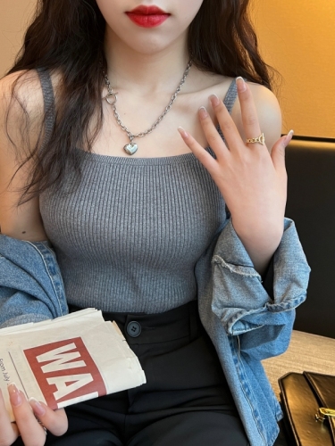 Knitted vest for women in summer wear new white suit with inner strap short base black top