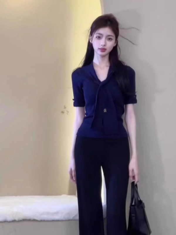 Korean streamer slim short-sleeved knitted T-shirt for women in early autumn waist-grabbing to make them look slim and mature style chic short top