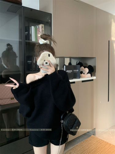 Real-life price, fur collar, off-shoulder loose pullover sweater for women, winter gray casual straight knitted shorts two-piece set