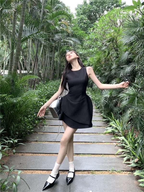 Irregularly cut sleeveless dress for women with a sexy and elegant waist-hugging and slimming A-line short skirt summer