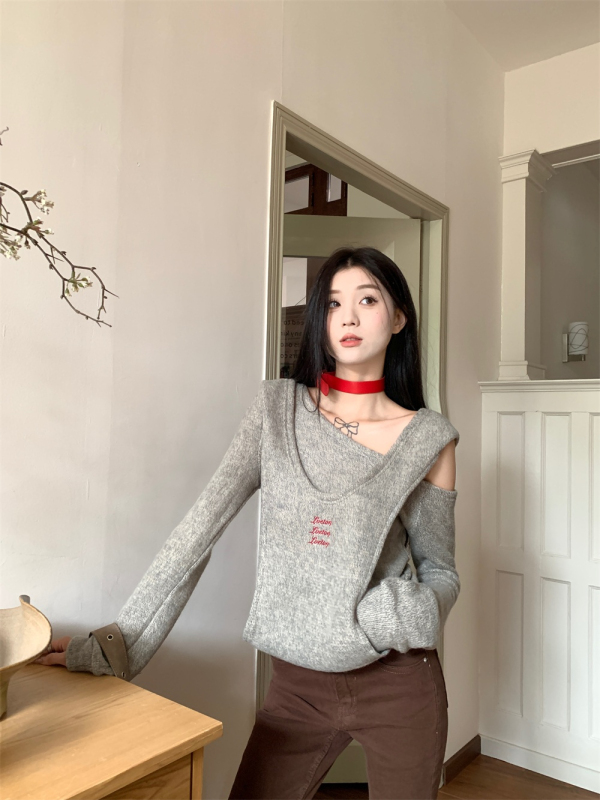 Design-sensual niche fake two-piece off-shoulder strap off-shoulder embroidered loose long-sleeved hooded sweater