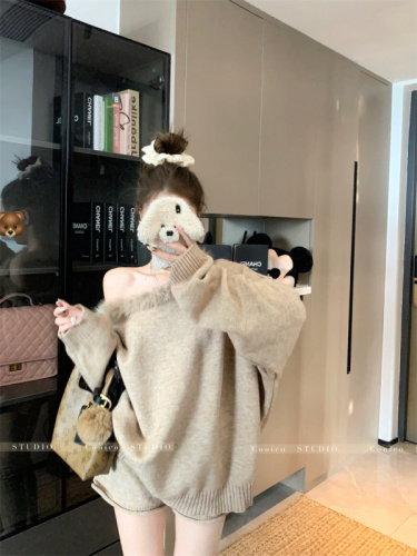Real-life price, fur collar, off-shoulder loose pullover sweater for women, winter gray casual straight knitted shorts two-piece set