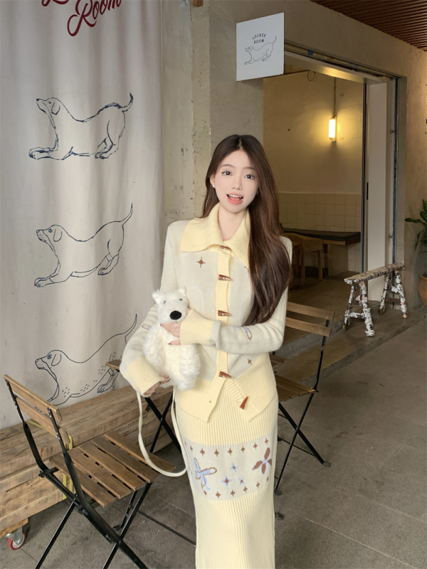 Lazy style sweater for women in autumn and winter new style ox horn button niche design cardigan two-piece set