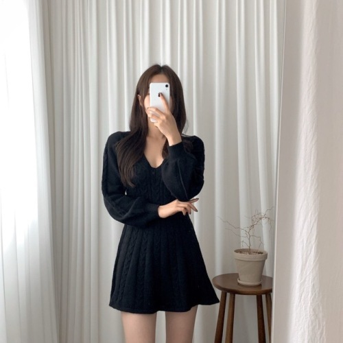 Korean chic autumn and winter retro twist pattern V-neck waist-hugging small lantern sleeve A-line knitted sweater dress for women