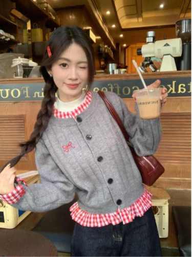 Korean plaid spliced ​​sweater jacket for women's spring new fashionable and fashionable single-breasted loose knitted cardigan