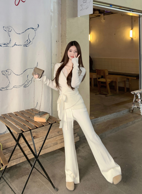 Popular design and gentle lace-up sweater set