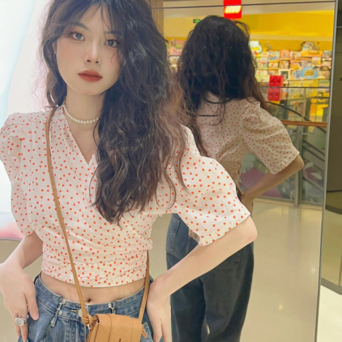 Summer chic short V-neck waist-hugging Hong Kong style retro puff short-sleeved shirt unique and unique sweet and spicy top for women