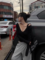 Hot girls black off-shoulder V-neck long-sleeved T-shirt for women in early autumn unique design niche slim short top