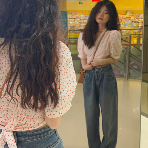 Summer chic short V-neck waist-hugging Hong Kong style retro puff short-sleeved shirt unique and unique sweet and spicy top for women