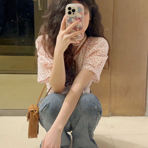 Summer chic short V-neck waist-hugging Hong Kong style retro puff short-sleeved shirt unique and unique sweet and spicy top for women