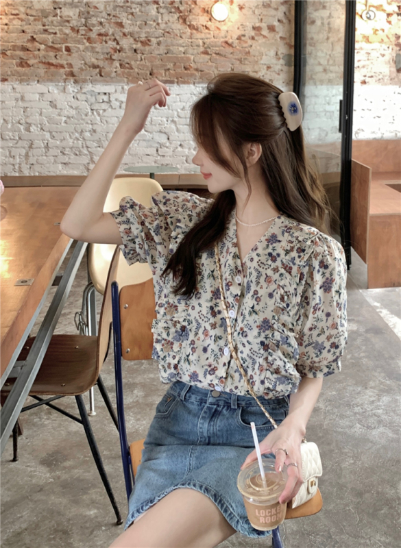 Korean V-neck design niche floral short-sleeved shirt for women in summer French retro sweet shirt