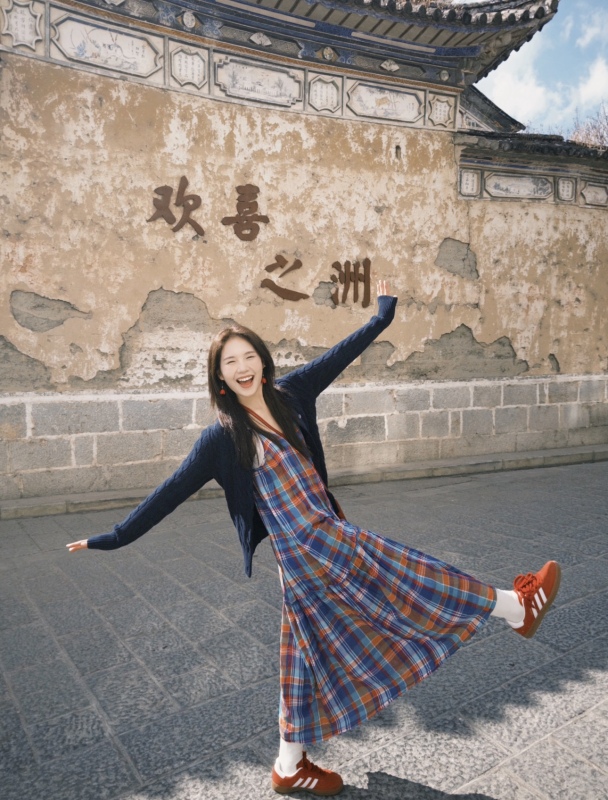 Leisure and vacation style loose and slim colorful plaid suspender dress small knitted sweater jacket set