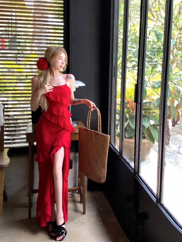 White and red skirt outfit with high-end temperament, seaside vacation ruffled long skirt