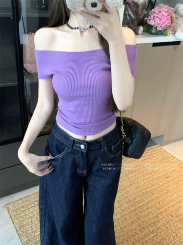 Pure sexy hot girl with one shoulder slim fit and slim knitted short-sleeved top