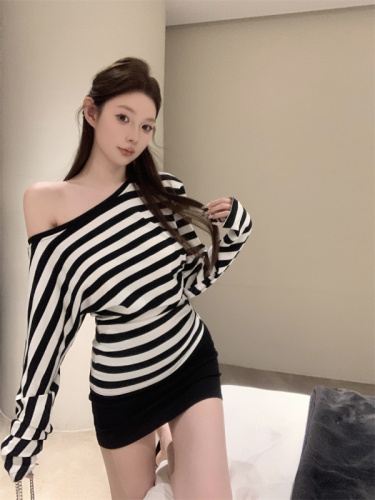 Design-striped one-length T-shirt for women in spring new style waist-slimming inner bottom shirt top